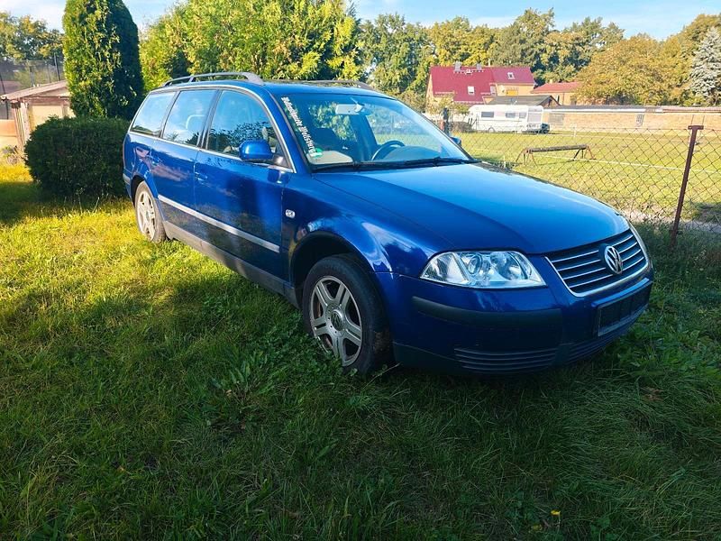 Blau Gebraucht 2002 VW Passat Kombi | 2.450 € (Etwas zu teuer) - Bild 1/4
