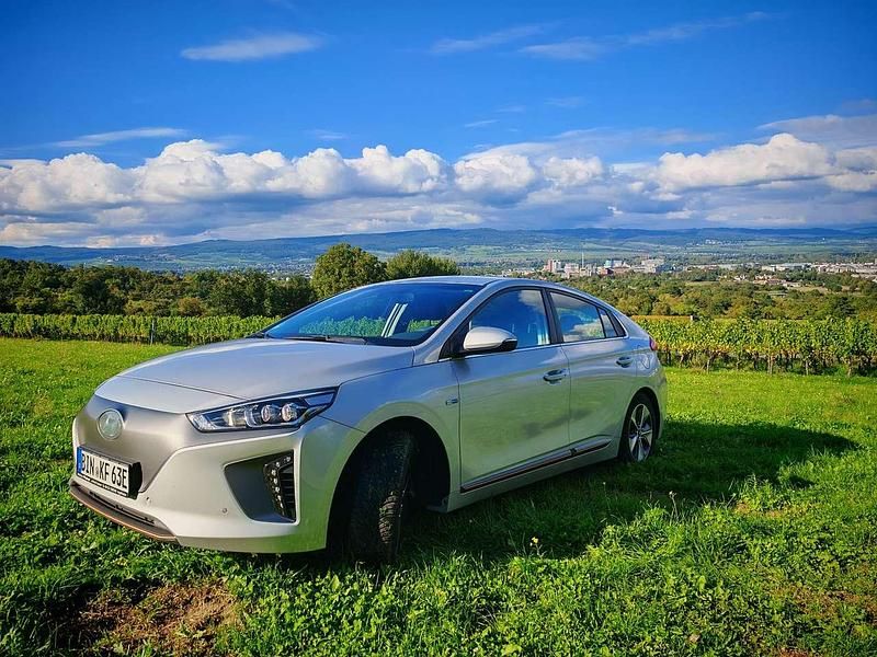 Silber Gebraucht 2018 Hyundai Ioniq Premium Kleinwagen | 15.678 € (Etwas zu teuer) - Bild 1/4