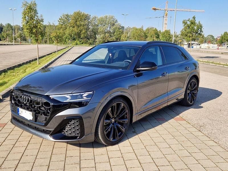 Grau Gebraucht 2024 Audi Q8 S-Line SUV | 84.900 € (Guter Preis) - Bild 1/4