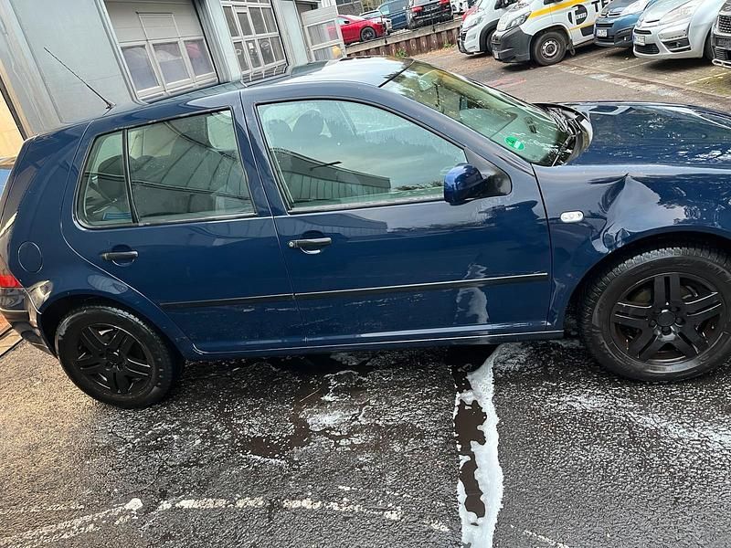 Blau Gebraucht 2002 VW Golf IV Limousine | 450 € (Superpreis) - Bild 1/4