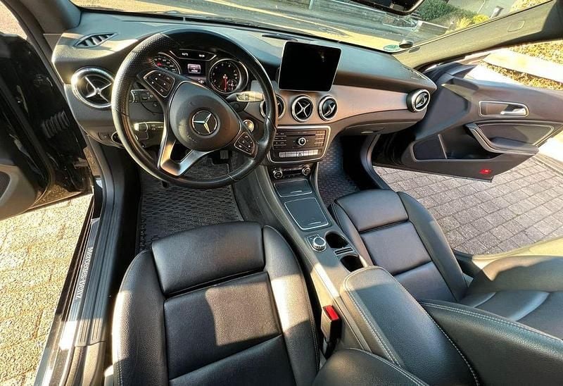 Gebraucht Mercedes CLA200 Shooting Brake 156 PS (114 kW) 2018 Schwarz Kombi