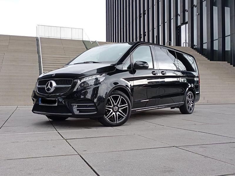 Schwarz Gebraucht 2023 Mercedes V250 Van / Kleinbus | 53.700 € (Etwas zu teuer) - Bild 1/4