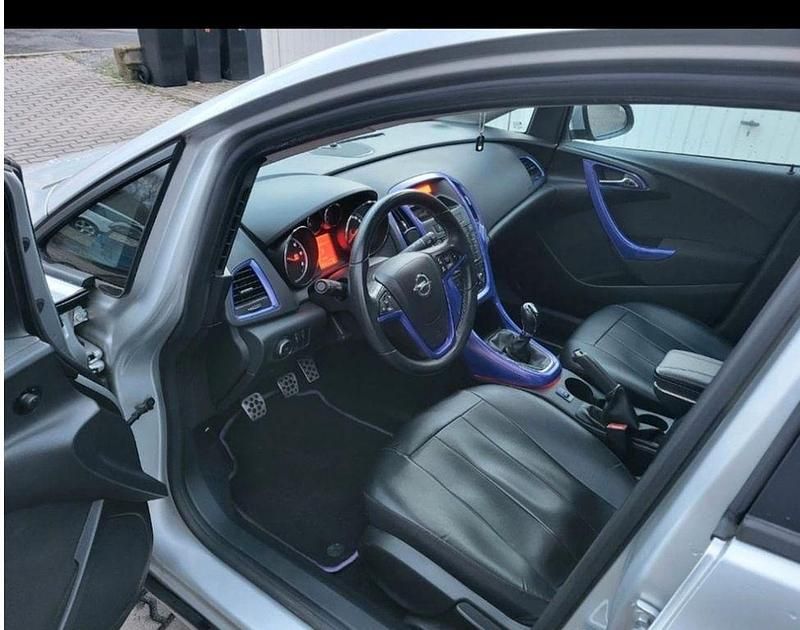 Gebraucht Opel Astra 95 PS (69 kW) 2011 Silber Kombi