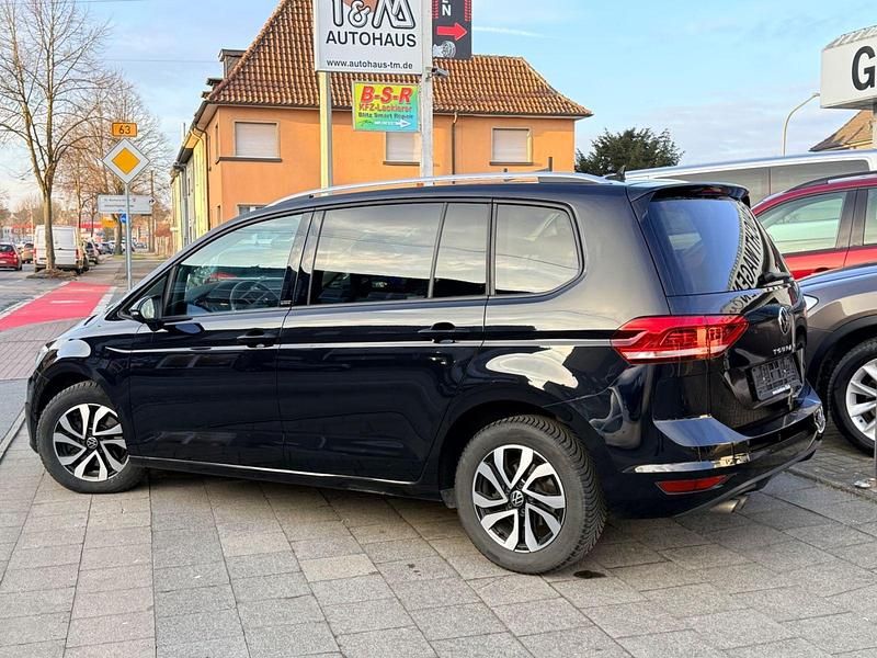Gebraucht VW Touran Active 150 PS (110 kW) 2022 Schwarz Van / Kleinbus