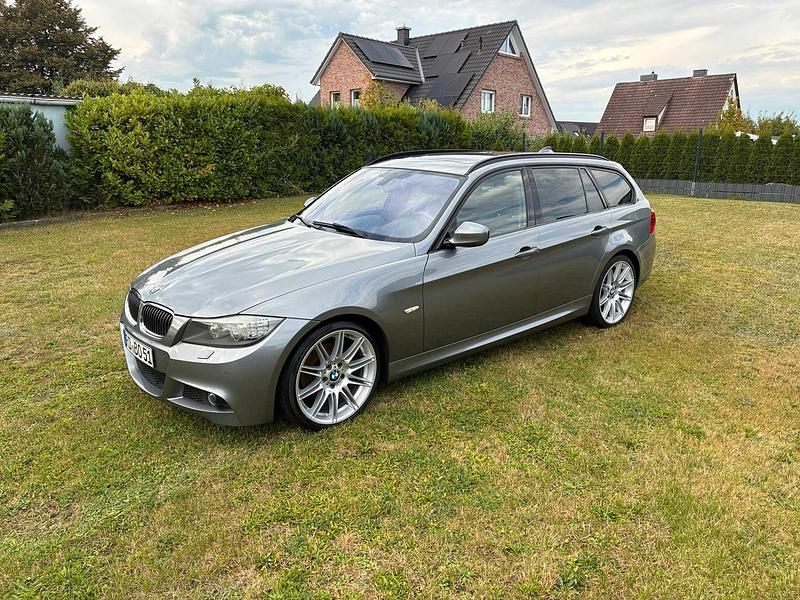 Grau Gebraucht 2010 BMW 320 Kombi | 10.500 € - Bild 1/4