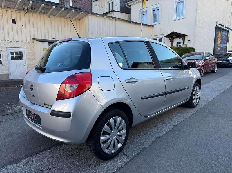 Gebraucht Renault Clio II Dynamique 75 PS (55 kW) 2006 Platingrau Kleinwagen