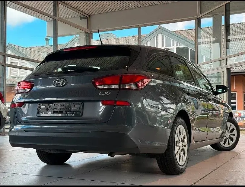 Gebraucht Hyundai i30 Select 116 PS (85 kW) 2019 Grau Kombi