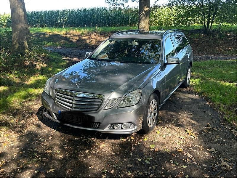 Grau Gebraucht 2010 Mercedes E200 Kombi | 5.800 € (Guter Preis) - Bild 1/4