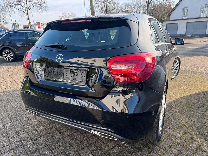 Gebraucht Mercedes A180 Business 122 PS (89 kW) 2015 Schwarz Limousine