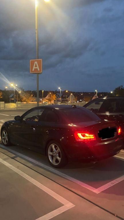 Gebraucht BMW 118 Sport Line 143 PS (105 kW) 2011 Schwarz Kleinwagen