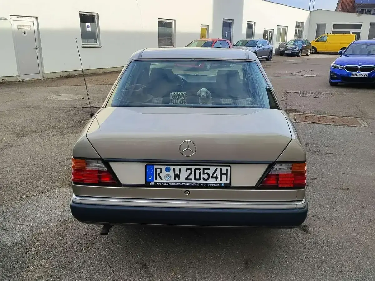 Gebraucht Mercedes E200 117 PS (86 kW) 1992 Grau Limousine