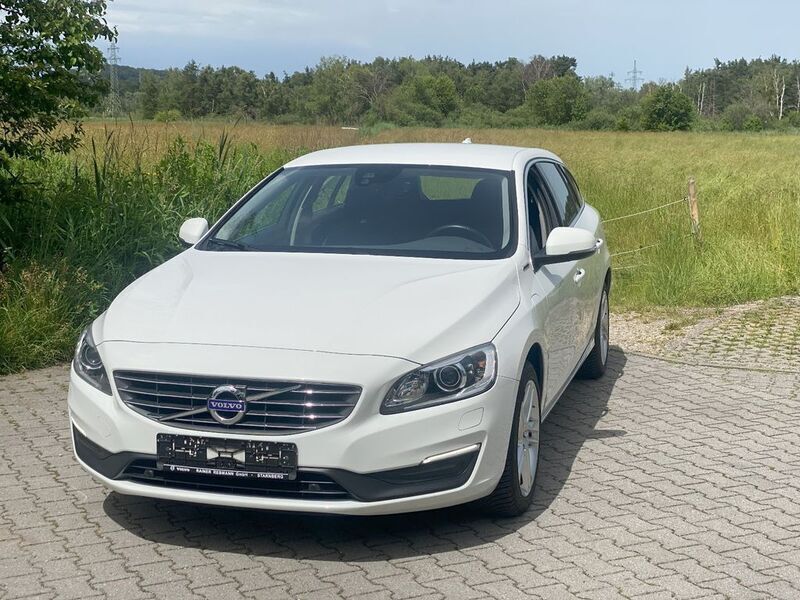 Gebraucht Volvo V60 Momentum 220 PS (161 kW) 2017 Weiß Kombi