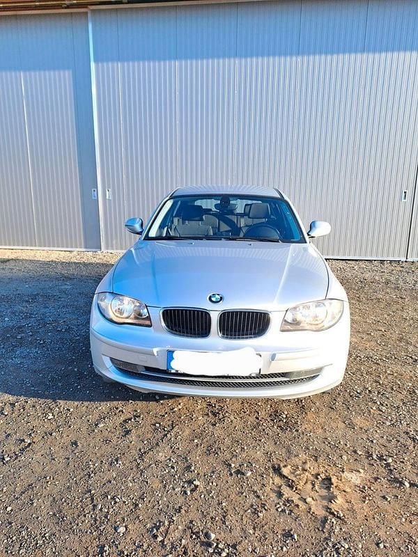 Silber Gebraucht 2011 BMW 116 Urban Line Kleinwagen | 3.200 € (Superpreis) - Bild 1/4