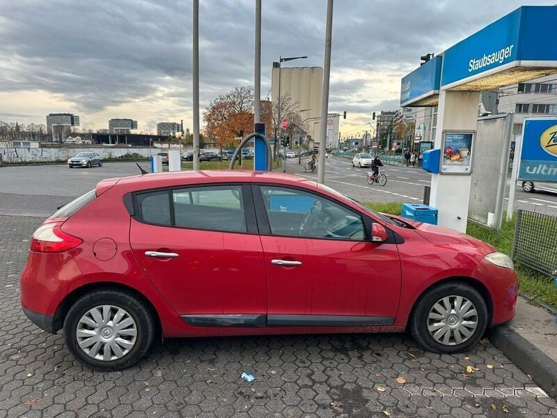 Rot Gebraucht 2009 Renault Mégane III Dynamique Limousine | 4.000 € (Guter Preis) - Bild 1/4