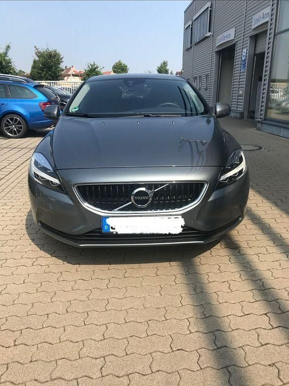 Gebraucht Volvo V40 Momentum 152 PS (111 kW) 2016 Grau Limousine
