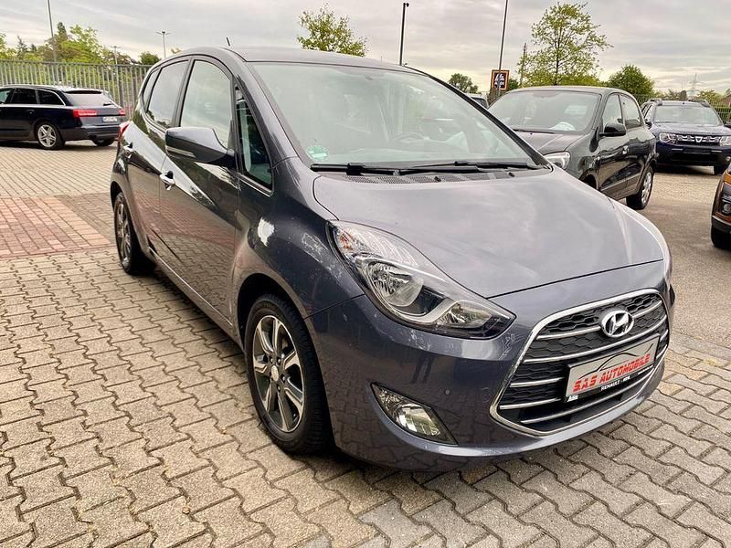 Grau Gebraucht 2016 Hyundai ix20 Passion Van / Kleinbus | 9.999 € (Fairer Preis) - Bild 1/4