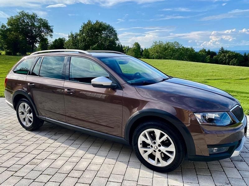 Braun Gebraucht 2017 Skoda Octavia Scout Kombi | 12.850 € - Bild 1/4