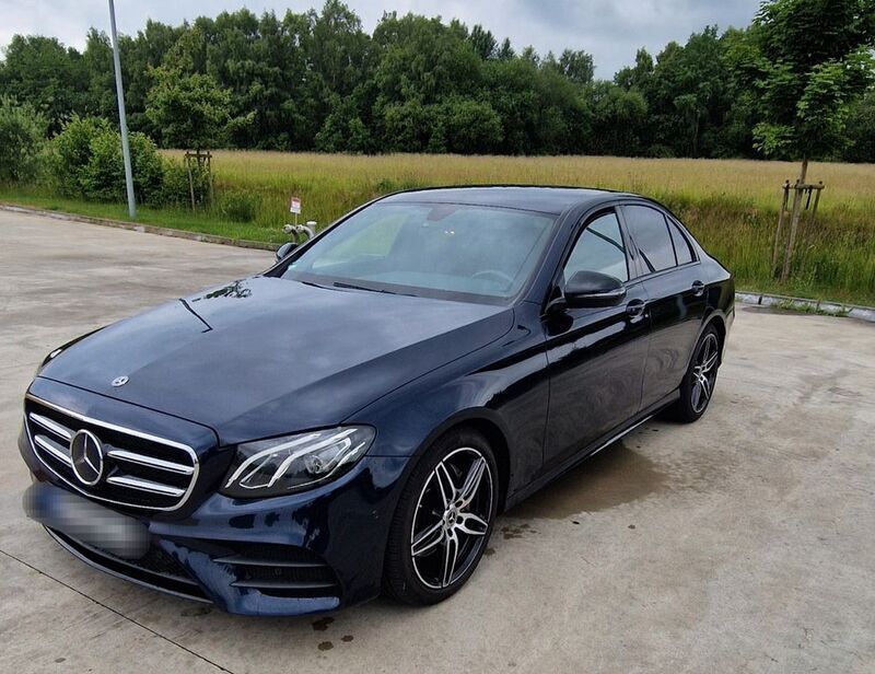 Blau Gebraucht 2019 Mercedes E220 Limousine | 27.500 € (Guter Preis) - Bild 1/4