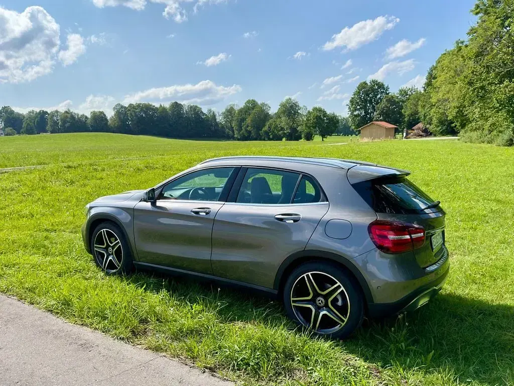 Gebraucht Mercedes GLA180 Urban 122 PS (89 kW) 2017 Grau SUV