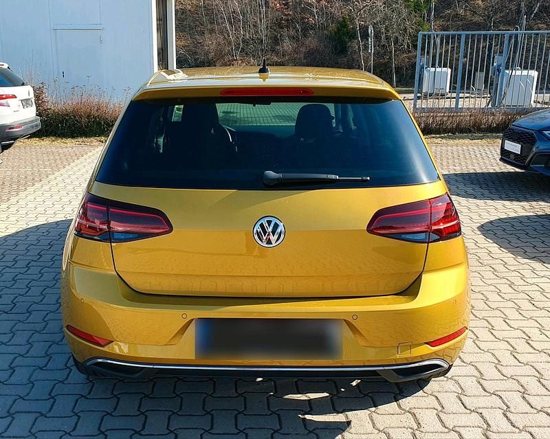 Gebraucht VW Golf VII 125 PS (91 kW) 2017 Gelb Limousine
