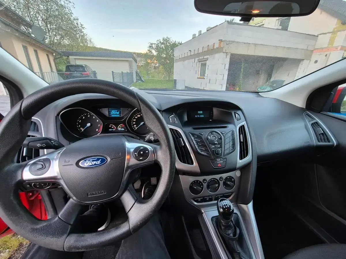 Gebraucht Ford Focus 101 PS (74 kW) 2014 Rot Kombi