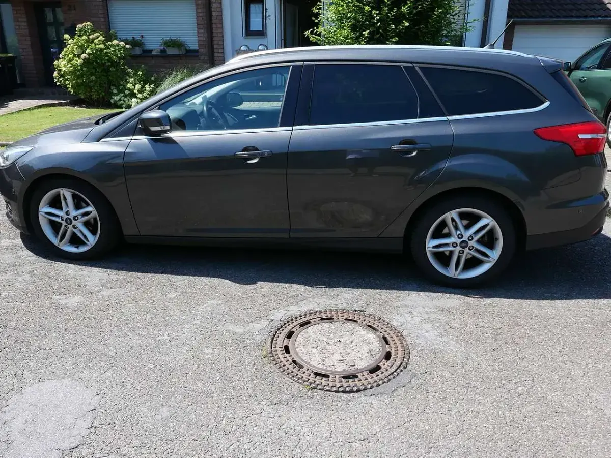 Gebraucht Ford Focus Titanium 125 PS (91 kW) 2018 Grau Kombi