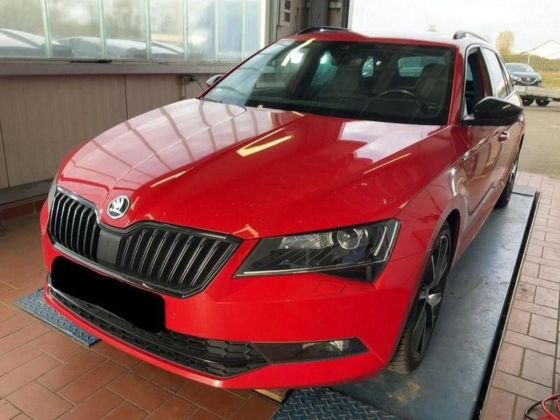Rot Gebraucht 2016 Skoda Superb Kombi | 5.500 € - Bild 1/4