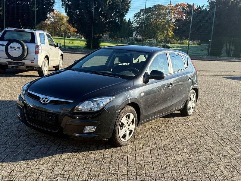 Schwarz Gebraucht 2010 Hyundai i30 Comfort Limousine | 2.399 € (Guter Preis) - Bild 1/4
