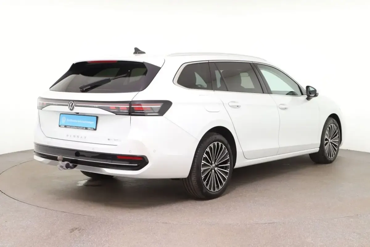 Gebraucht VW Passat Elegance 150 PS (110 kW) 2025 Oryxweiß perlmutteffekt Kombi