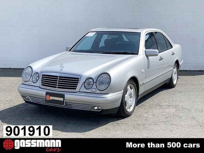 Silber Gebraucht 1998 Mercedes E320 Avantgarde Limousine | 23.681 € - Bild 1/4