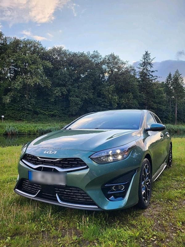 Grün Gebraucht 2022 Kia ProCeed GT-Line Kleinwagen | 22.700 € (Fairer Preis) - Bild 1/4
