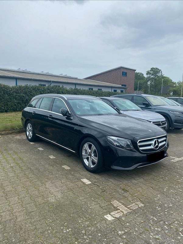 Schwarz Gebraucht 2017 Mercedes E200 Kombi | 22.999 € (Fairer Preis) - Bild 1/3