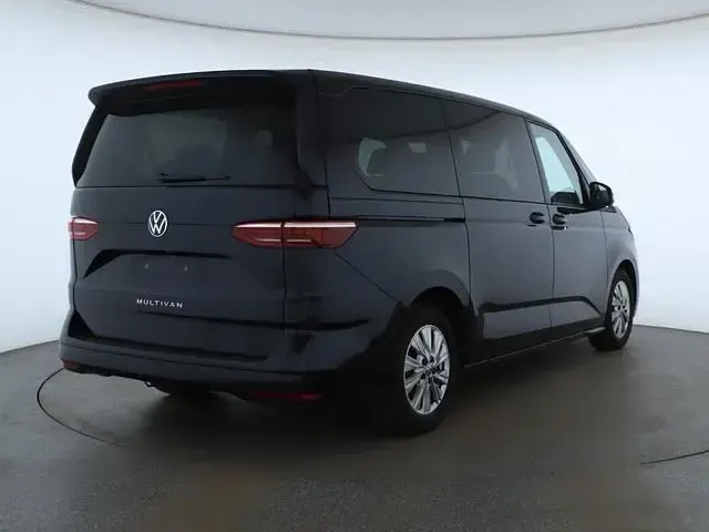 Second-hand VW Multivan Basis 150 CP (110 kW) 2024 Negru Monovolum