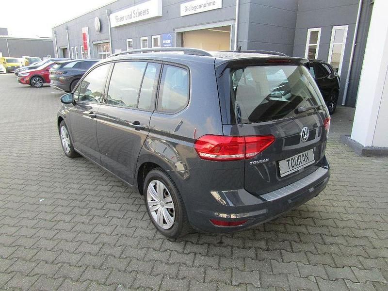 Second-hand VW Touran Trendline 110 CP (80 kW) 2018 Gri Monovolum
