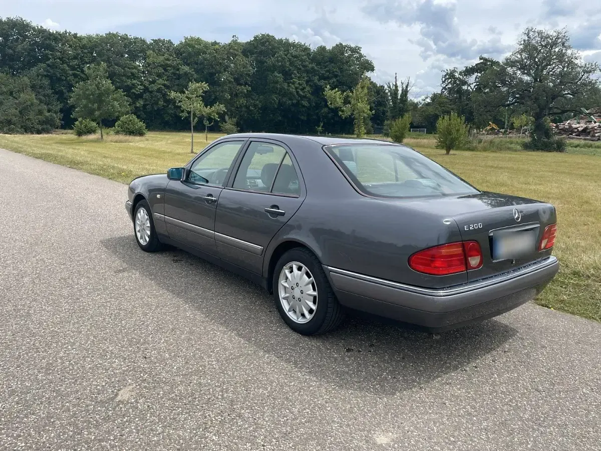 Gebraucht Mercedes E200 136 PS (100 kW) 1996 Silber Limousine