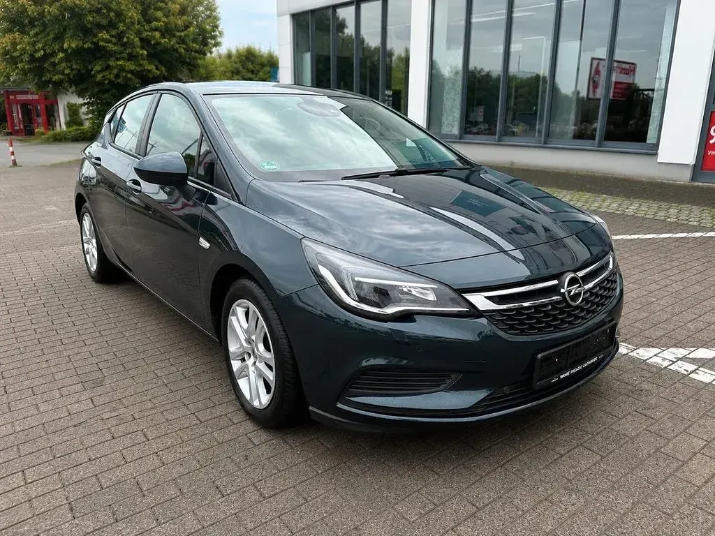 Gebraucht Opel Astra Edition 105 PS (77 kW) 2017 Grün Limousine