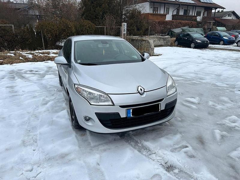 Grau Gebraucht 2008 Renault Mégane II Dynamique Limousine | 1.900 € (Fairer Preis) - Bild 1/4
