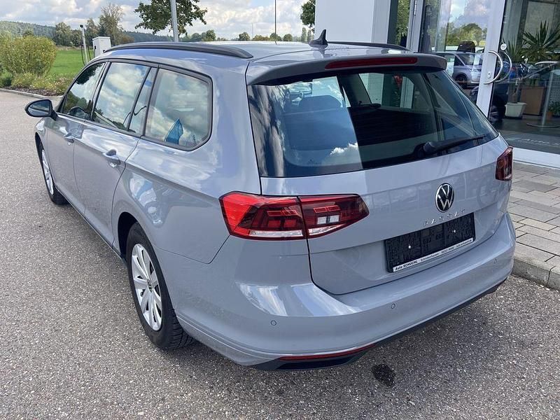 Gebraucht VW Passat 150 PS (110 kW) 2022 Mondsteingrau Kombi
