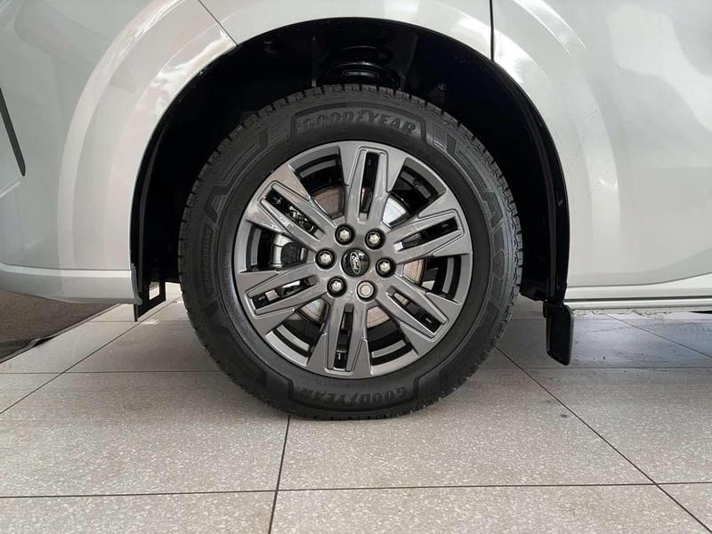 Neu Ford Tourneo Titanium 170 PS (125 kW) 2026 Silber (metallic) Van / Kleinbus