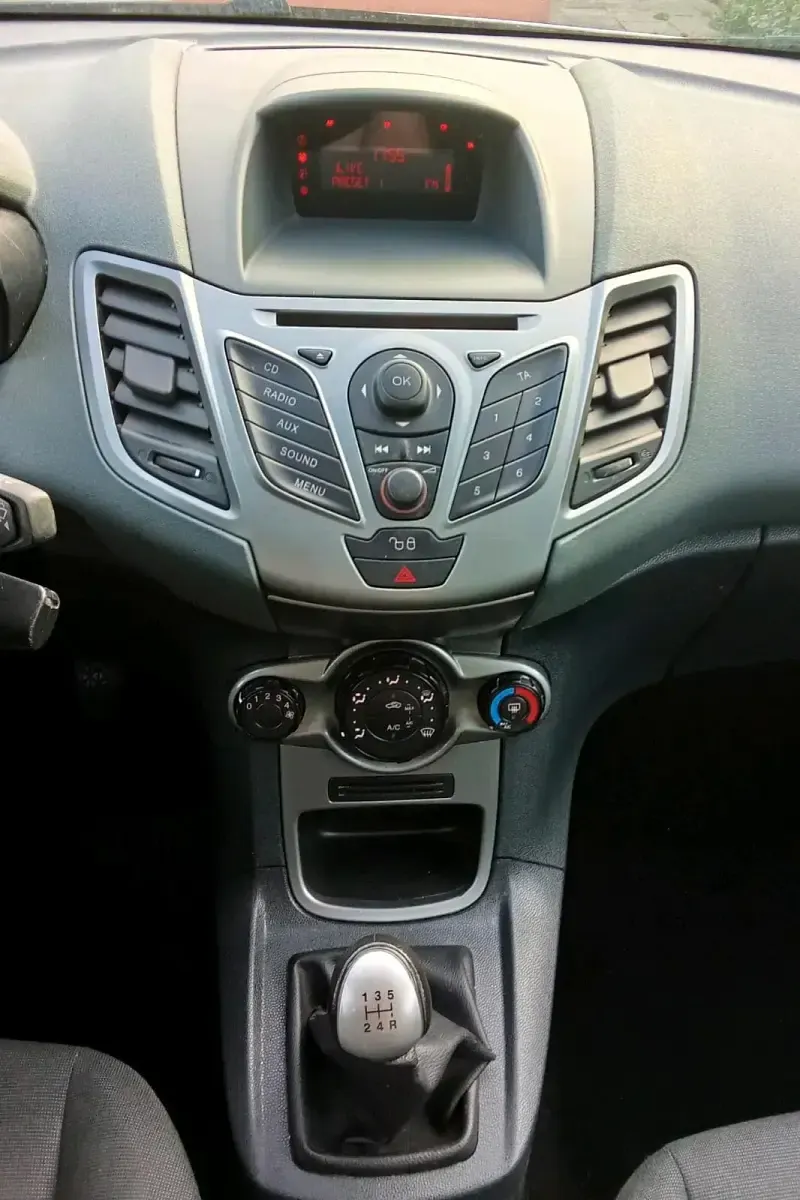 Gebraucht Ford Fiesta 70 PS (51 kW) 2010 Weiß Coupé