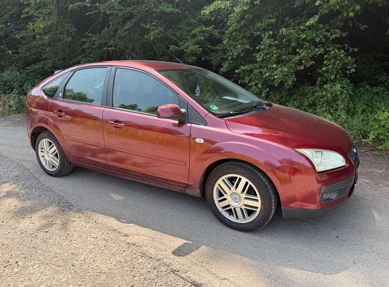 Gebraucht Ford Focus Ghia 101 PS (74 kW) 2004 Rot Limousine