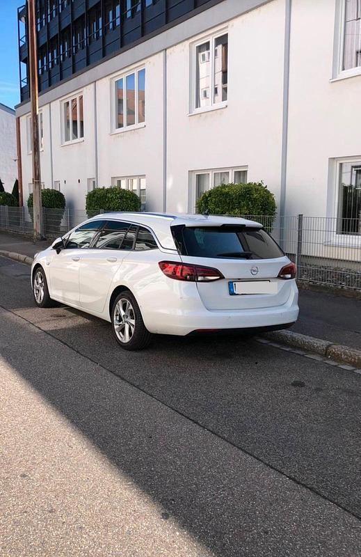 Weiß Gebraucht 2018 Opel Astra Kombi | 6.500 € - Bild 1/4