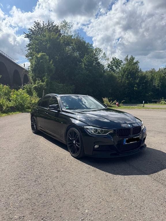Schwarz Gebraucht 2015 BMW 320 M Sport Limousine | 18.999 € (Fairer Preis) - Bild 1/4