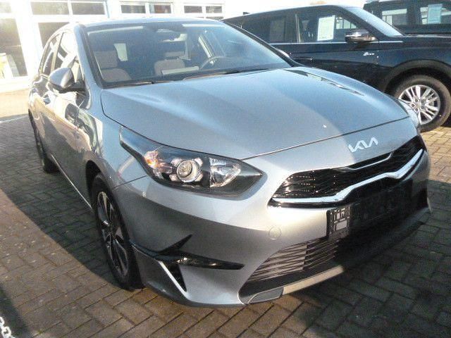 Neu Kia Ceed 140 PS (102 kW) 2026 Silber Kleinwagen