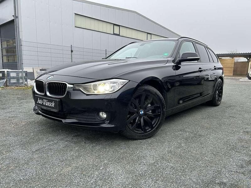 Black sapphire metallic Gebraucht 2014 BMW 318 Kombi | 9.900 € (Fairer Preis) - Bild 1/4