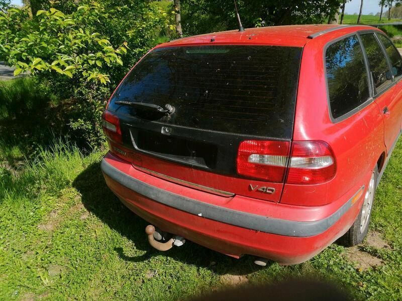 Rot Gebraucht 2002 Volvo V40 Kombi | 900 € (Fairer Preis) - Bild 1/3