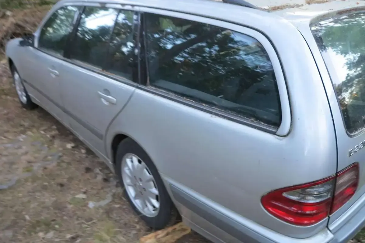 Gebraucht Mercedes E220 Classic 143 PS (105 kW) 2000 Silber Kombi