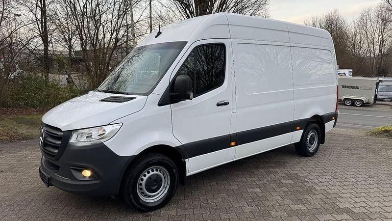 Weiß Gebraucht 2021 Mercedes V220 Van / Kleinbus | 24.871 € (Superpreis) - Bild 1/4