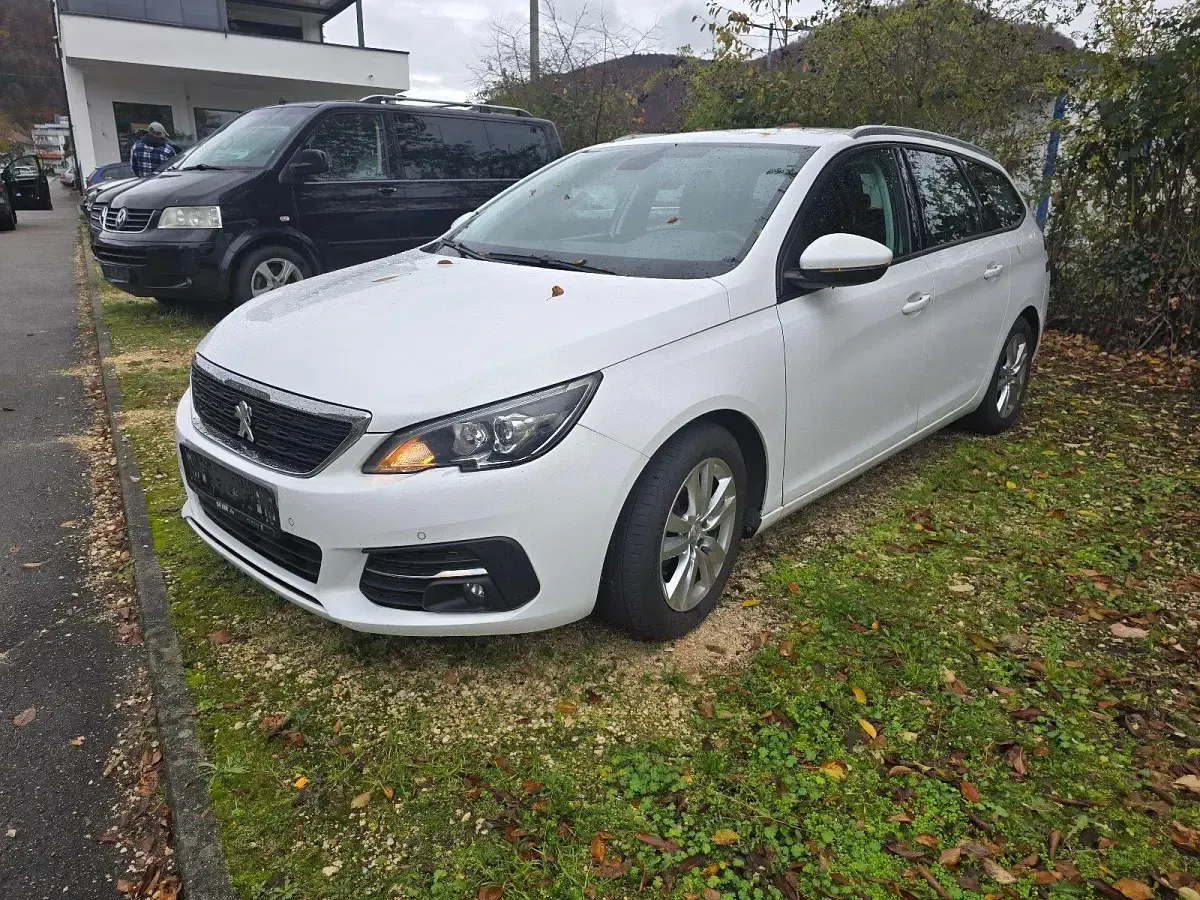Gebraucht Peugeot 308 Active 120 PS (88 kW) 2017 Weiß Kombi