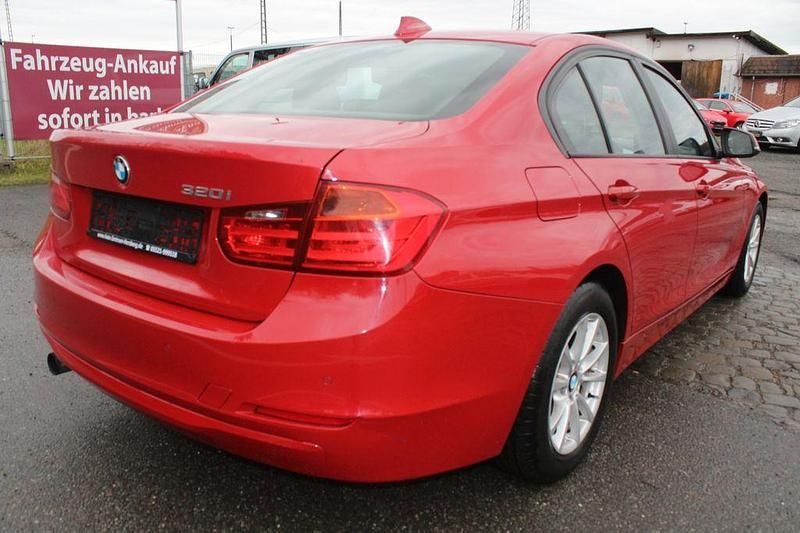 Gebraucht BMW 320 Comfort Edition 184 PS (135 kW) 2012 Rot Limousine